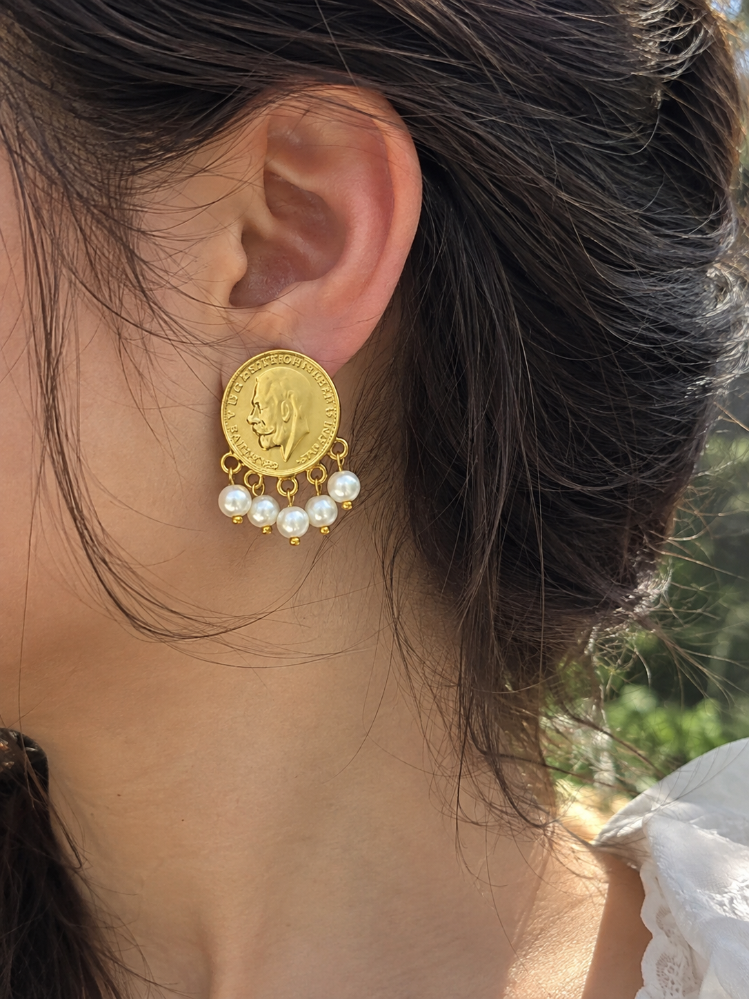 Brass earrings with pearls