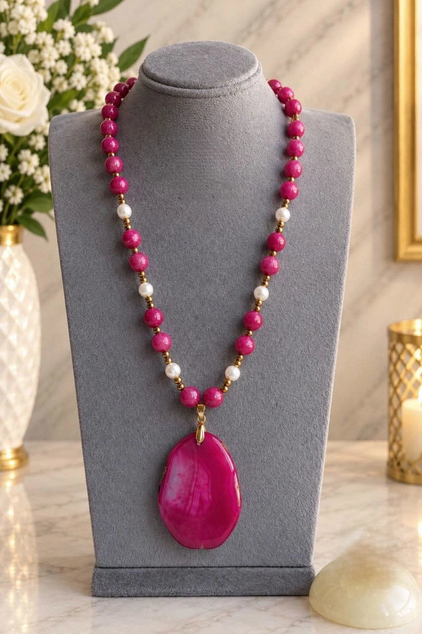 Agate necklace with a stone pendant.